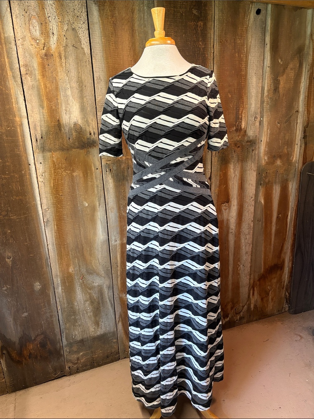 Beige by ECI Black White And Grey Textured Zig-Zag Short Sleeved Maxi Dress Sz 8